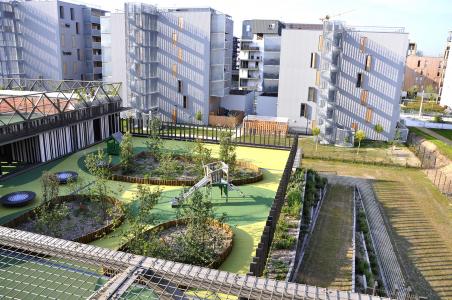 Terrasse accessible et aire de jeux
